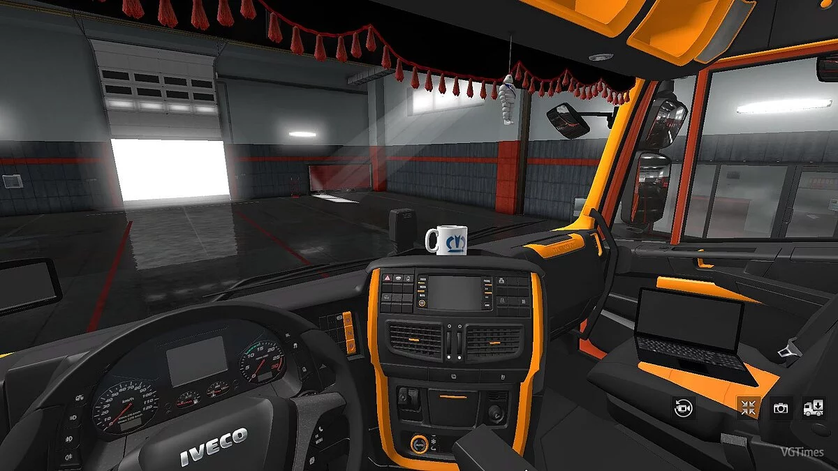 Euro Truck Simulator 2 — Interior negro naranja para Iveco Hi-Way [1.0] (v1.28.x - 1.34.x)