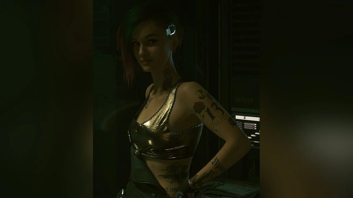 Cyberpunk 2077 — Camiseta dorada para Judy