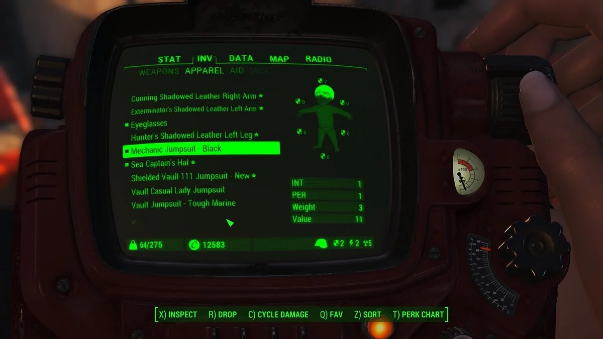 Fallout 4: Game of the Year Edition — Mono de mecánico negro.