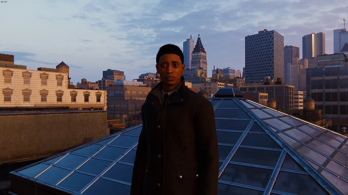 Marvel&#039;s Spider-Man Remastered — Miles Morales con un abrigo negro