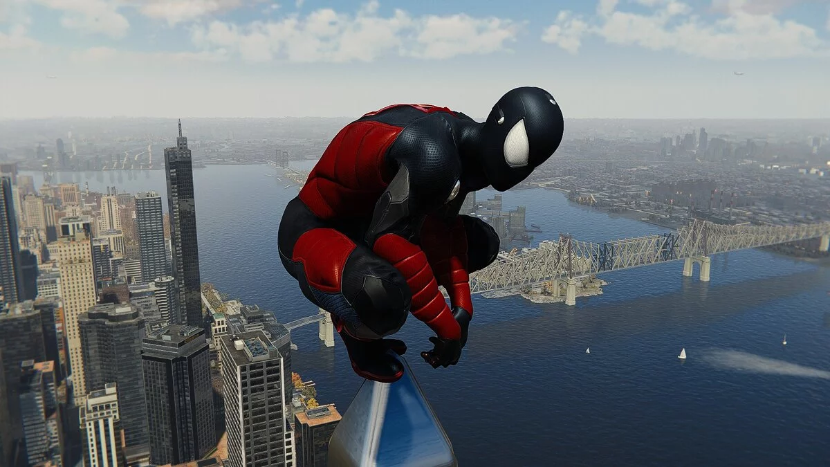 Marvel&#039;s Spider-Man Remastered — Traje negro con aislamiento eléctrico.