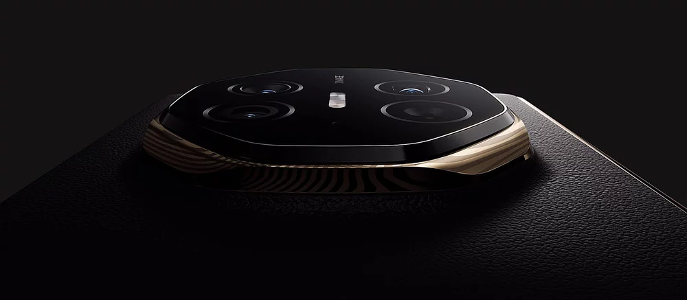 Huawei показала перший у світі складаний смартфон з трьома екранами