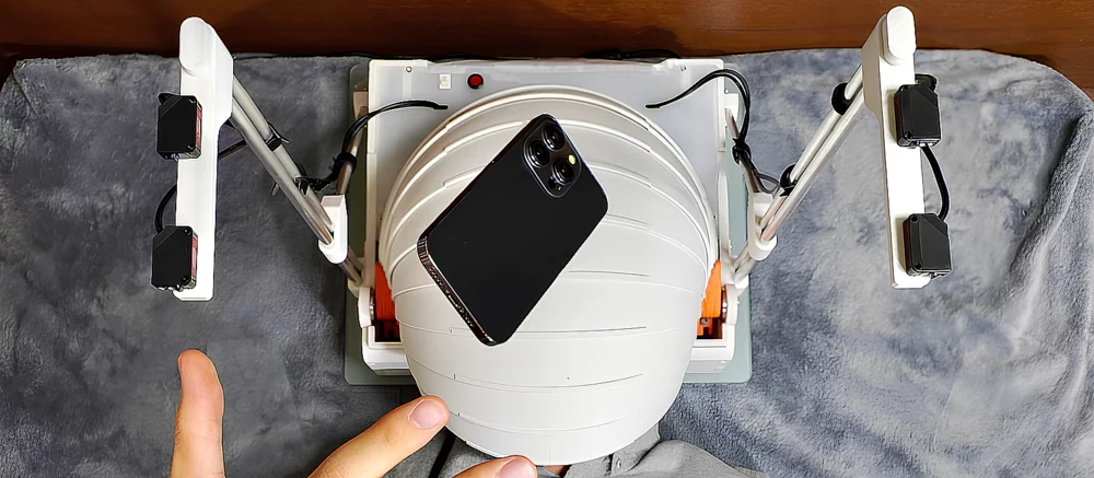 Японський винахідник створив маску для захисту від падаючих ґаджетів