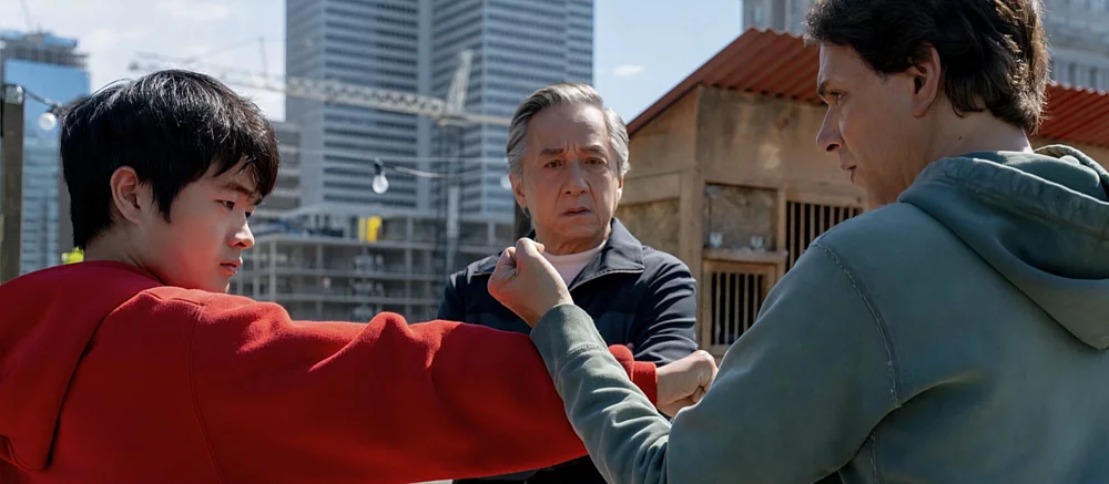 Starzejący się Jackie Chan pojawia się w nowym kadrze z Karate Kid: Legends