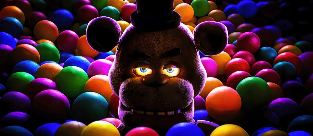 Показано геймплей неофіційної версії Five Nights at Freddy's, в якій аніматроніки переміщуються в реальному часі