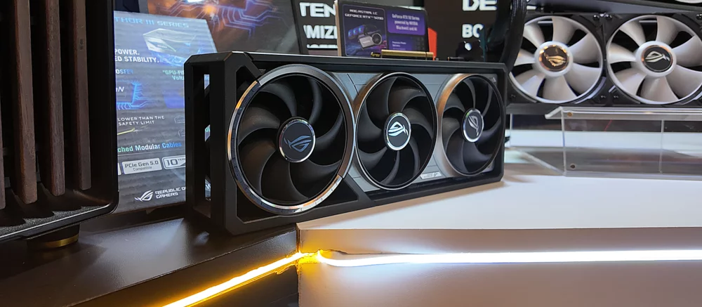 GeForce RTX 5090 настільки велика, що їй вже в жарт качають біцепс — відео