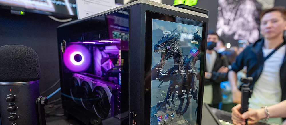 MSI представила ігровий ПК MEG VISION X AI Phantom з RTX 5080 та сенсорним дисплеєм на корпусі