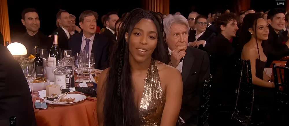 Новий мем? Харрісон Форд випадково «зіпсував» промову колеги, потрапивши в кадр з чіпсами в роті