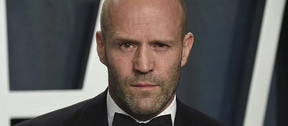 «Сьогодні будівельник на вахті, завтра з хлопцями на яхті»: російськомовні фанати знову «захопили» соцмережі Джейсона Стейтема