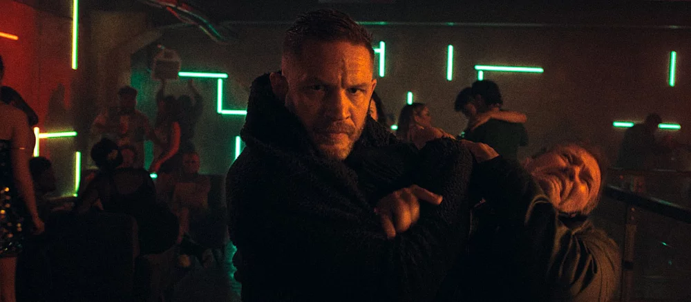 汤姆·哈迪在《突袭》创作者的新动作惊悚片中对抗罪犯