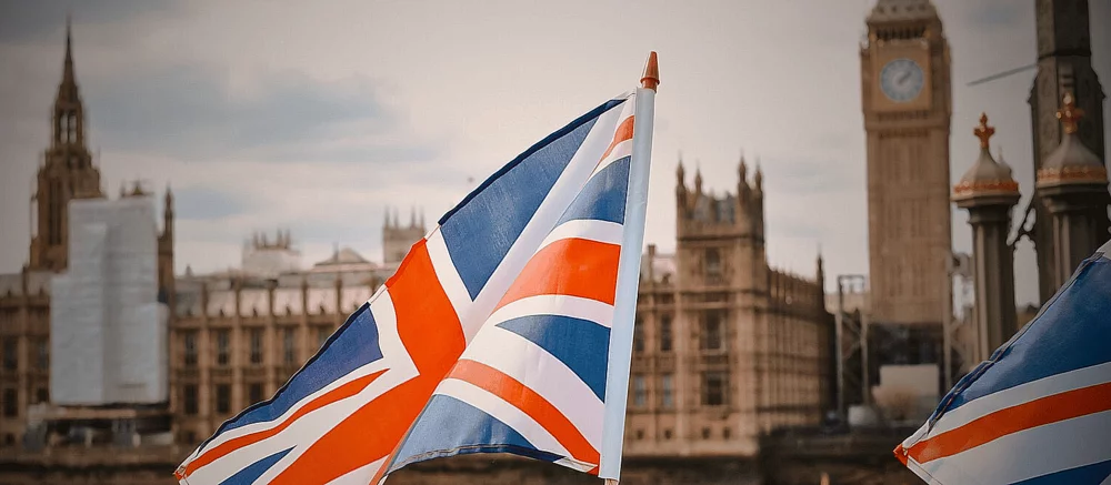 Władze Wielkiej Brytanii cicho zaktualizowały wytyczne dotyczące cyberbezpieczeństwa w obliczu narastającego konfliktu z Apple