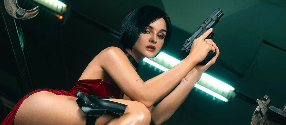 Kırmızı Elbisedeki Kadın: Model, Resident Evil 4'ten Sıcak Ada Wong Cosplay'ini Sergiliyor