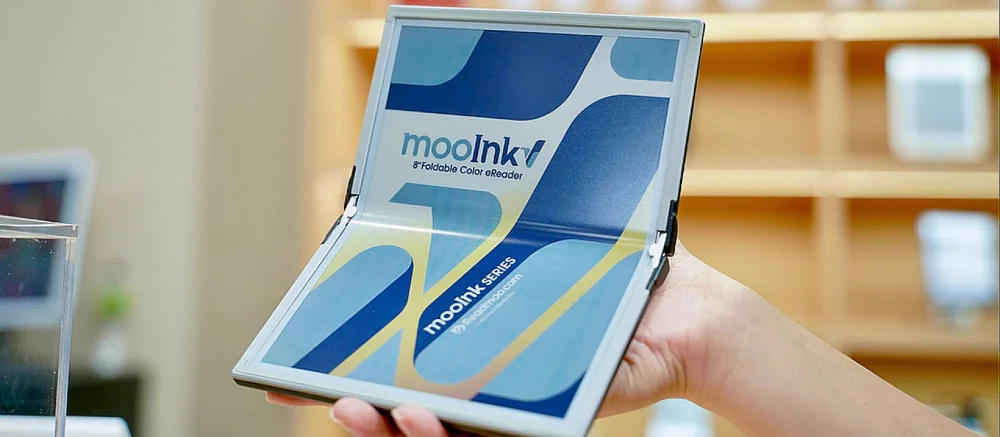Представлена перша в світі складна читалка з кольоровим E-Ink-дисплеєм