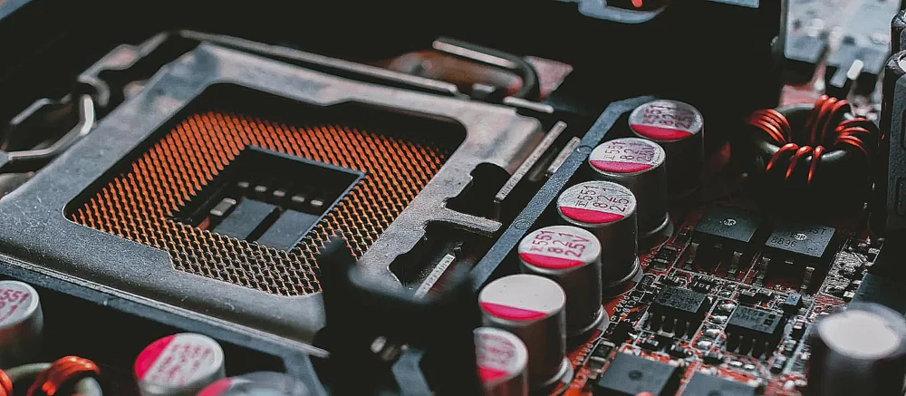 Російська компанія iRU представила недорогі плати під Intel та AMD