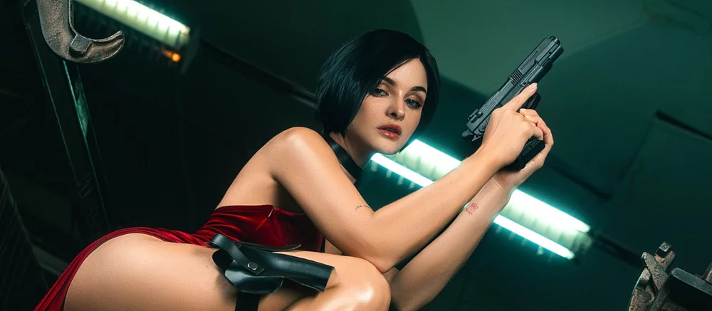 Жінка в червоному. Модель Софія Летяго показала гарячий косплей Ади Вонг з Resident Evil 4