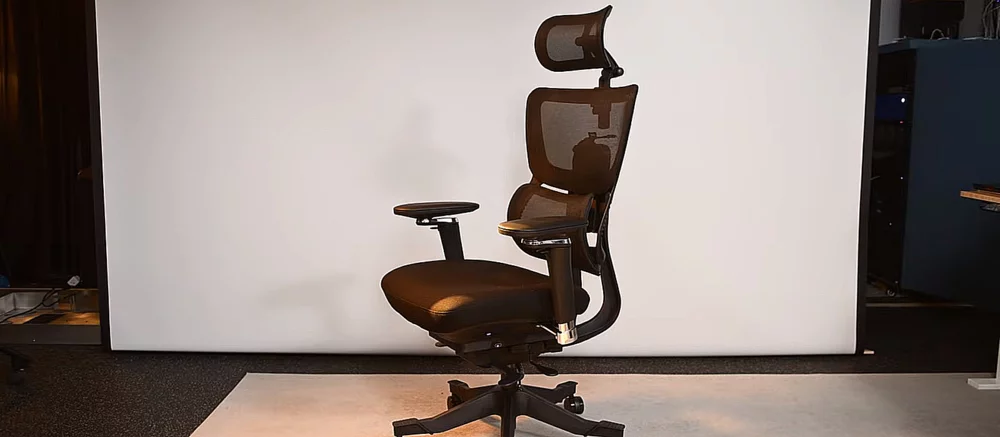 座椅下的游戏设备：电脑爱好者在办公椅内构建电脑