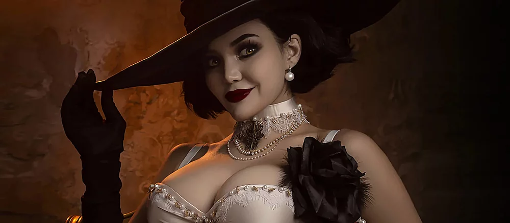 Kalinka Fox, Resident Evil Village'dan yarı çıplak Lady Dimitrescu olarak cosplay yapıyor
