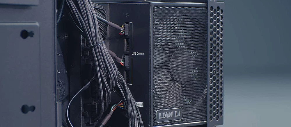 Lian Li показала блоки живлення з поворотною розеткою та «розумною» кабельною проводкою
