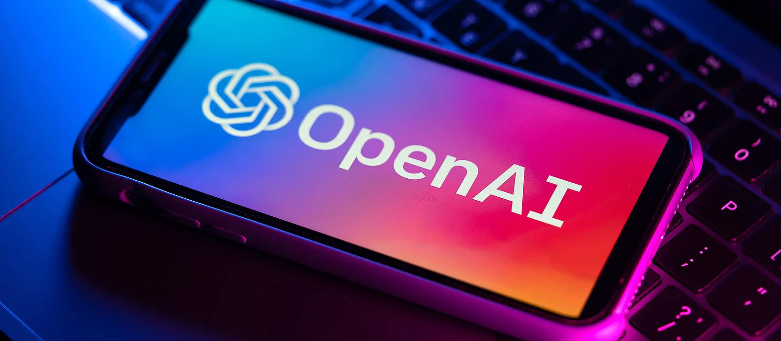 OpenAI y Jony Ive lanzan una empresa de $6.5B para crear dispositivos del futuro