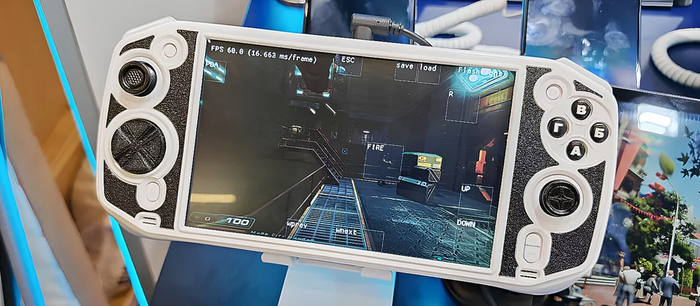 Fplus показала прототипи російської портативної консолі