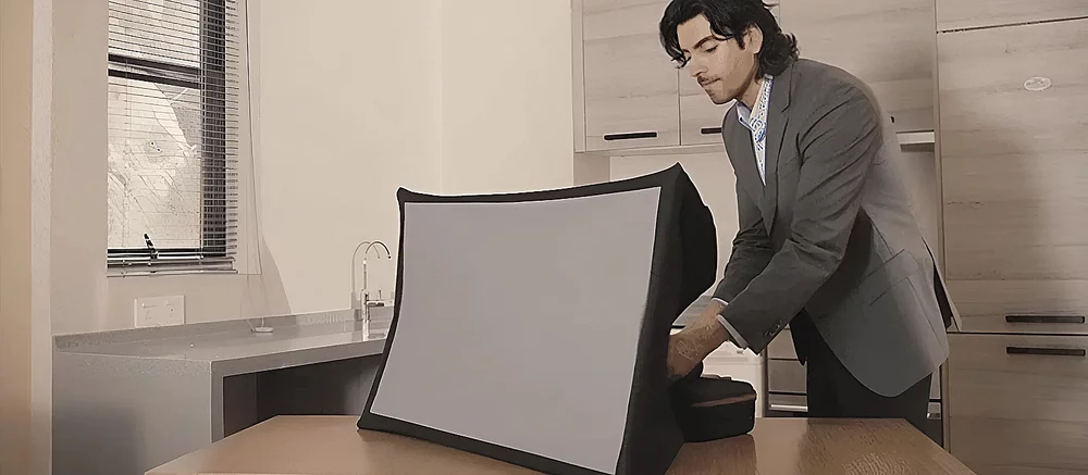 Представлено складаний 35-дюймовий екран, який поміщається в рюкзаку