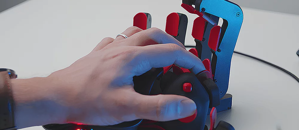 Azeron Keyzen 揭晓:一种融合游戏手柄和键盘的混合控制器