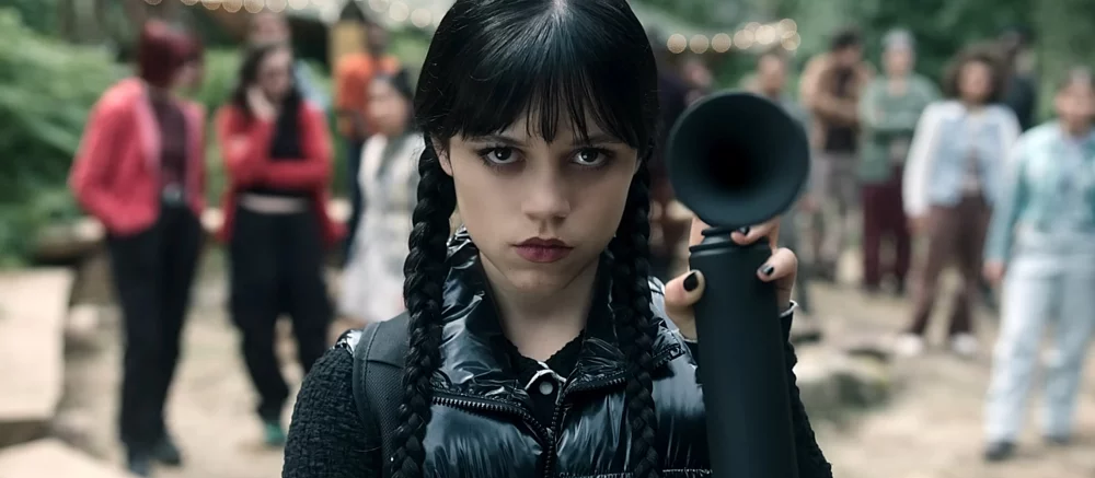 Дженна Ортега бігає по кладовищу і плаче чорними сльозами — вийшов трейлер другого сезону «Уенздей»