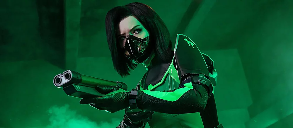 Lada Lyumos, Valorant'tan çıplak Viper olarak cosplay yapıyor