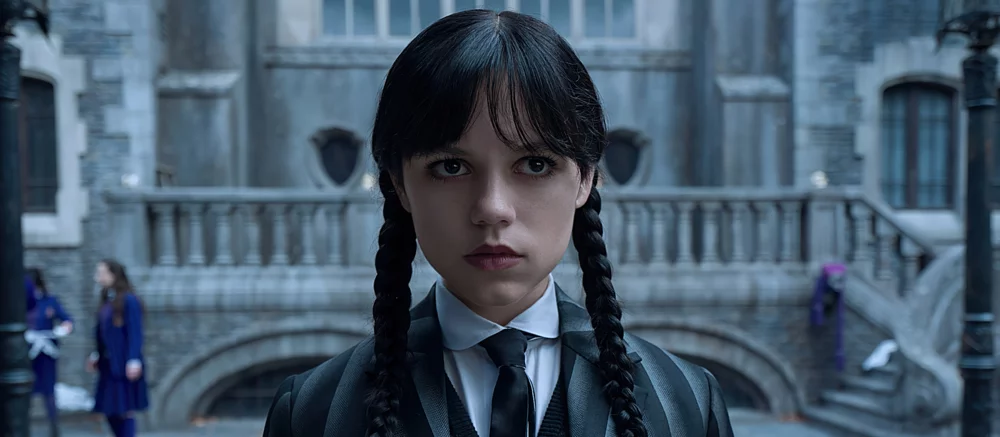 Cosplaycı, Netflix'in Çarşamba'sına Karanlık ve Büyüleyici Bir Yaklaşım Sunuyor