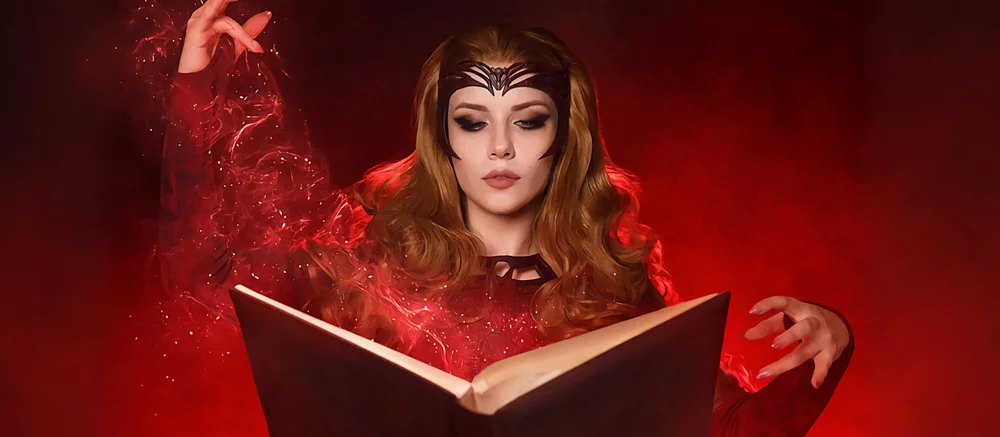 Косплеєрша розділу Алу Відьму з всесвіту Marvel