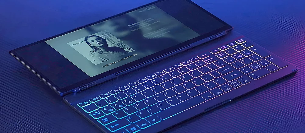 Teclado Portátil com um Display Touch Dobrável Revelado