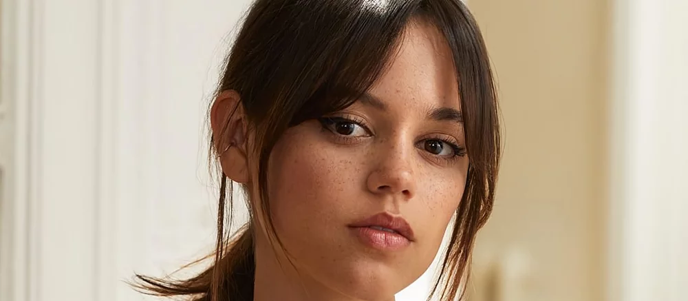 Напівпрозоре плаття і білі брови: в мережі обговорюють невпізнавану Дженну Ортегу на прем'єрі «Уенздей»