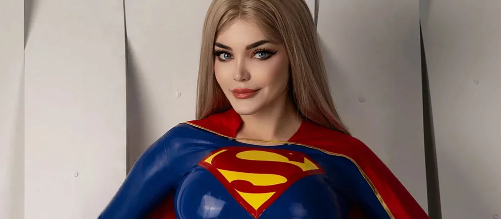 Kalinka Fox, Superman'dan Supergirl olarak kostüm giyiyor