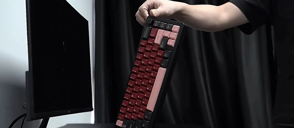 Представлений міні-PC, вбудований в корпус механічної клавіатури