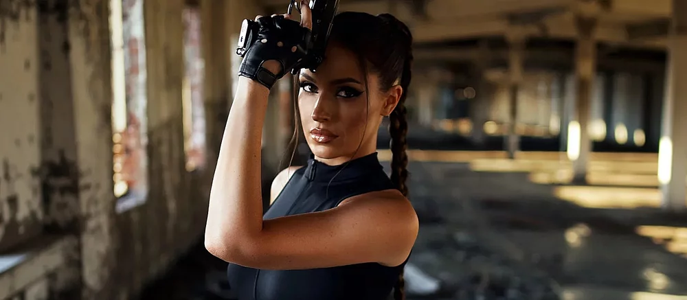 Cosplayer Rusia Berubah Menjadi Lara Croft Milik Angelina Jolie