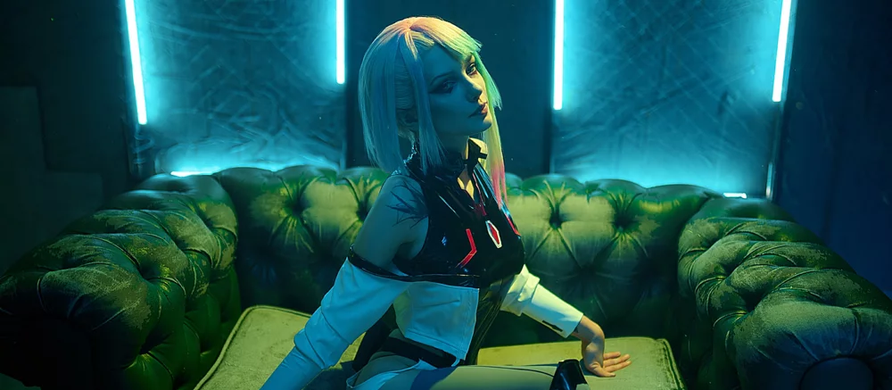 З такою хоч на Місяць: петербурженка показала красивий косплей Люсі з аніме Cyberpunk: Edgerunners