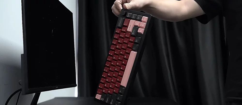 Este Teclado Mecânico Tem um Mini-PC Integrado em Seu Estojo