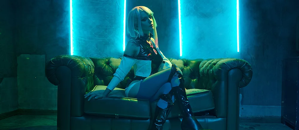 Ay'a ve Geri: Cosplay yapan, Cyberpunk: Edgerunners'dan Lucy olarak hayran bırakıyor