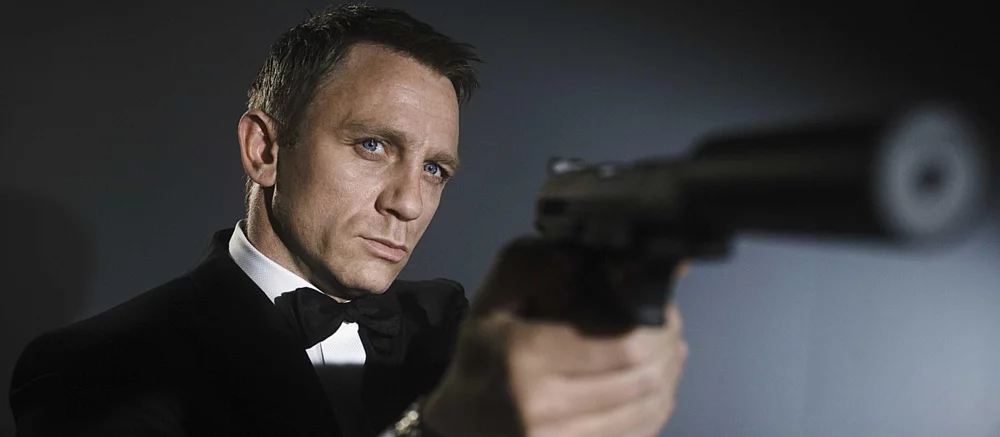Amazon прибрала зброю на постерах фільмів про Джеймса Бонда і одразу потрапила під шквал критики