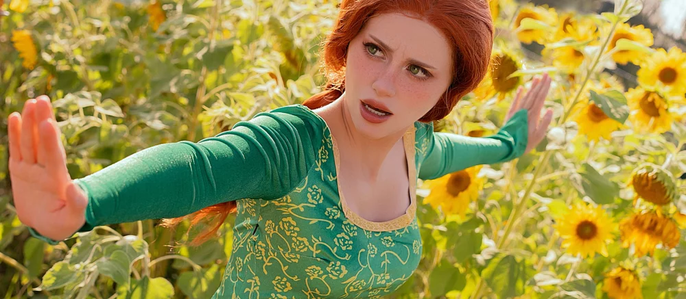 Cosplaycı, Shrek'teki Fiona'yı Soyuyor