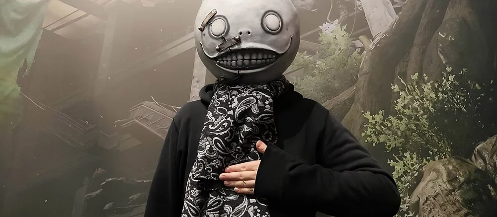 Criador de Nier, Yoko Taro, diz que metade de seus autógrafos online são falsos