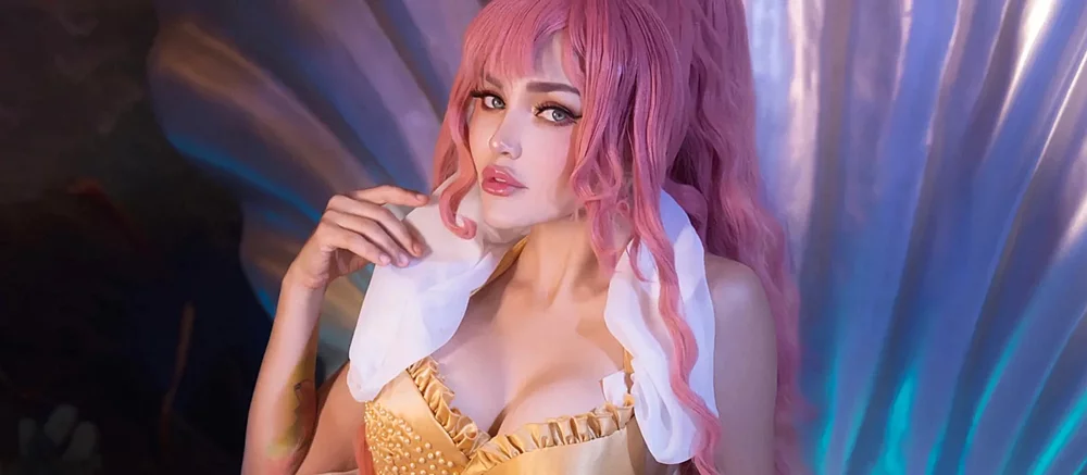 Cosplayer przekształca się w Shirahoshi z One Piece