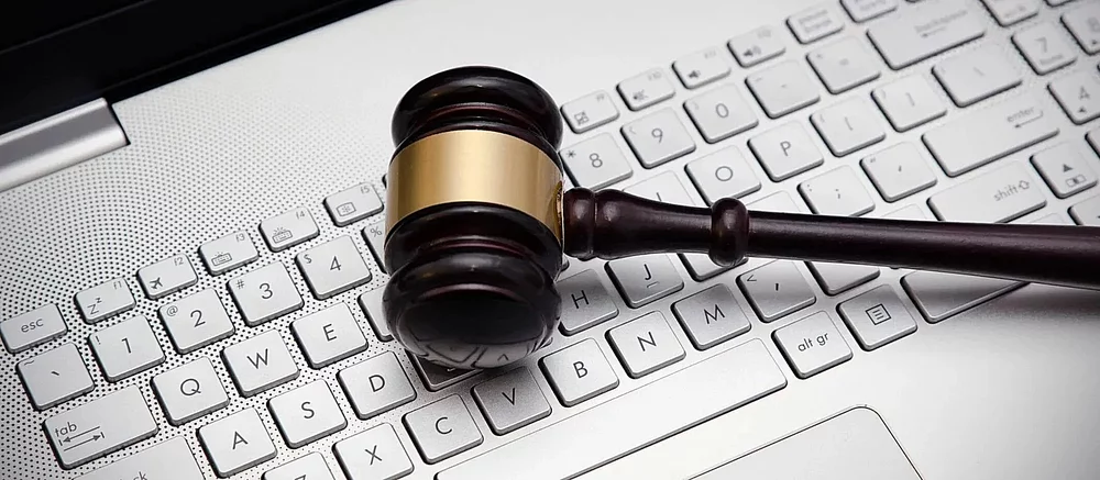 Українця оштрафували на 30 тисяч рублів за емодзі «какашечка»