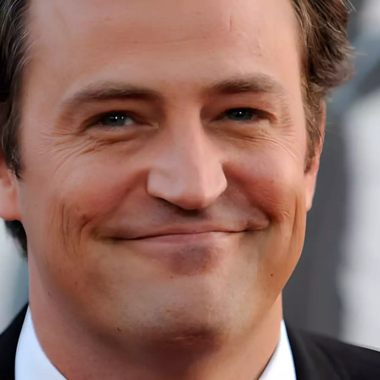 Умер актер Мэттью Перри, сыгравший Чендлера в «Друзьях». Ему было 54 года