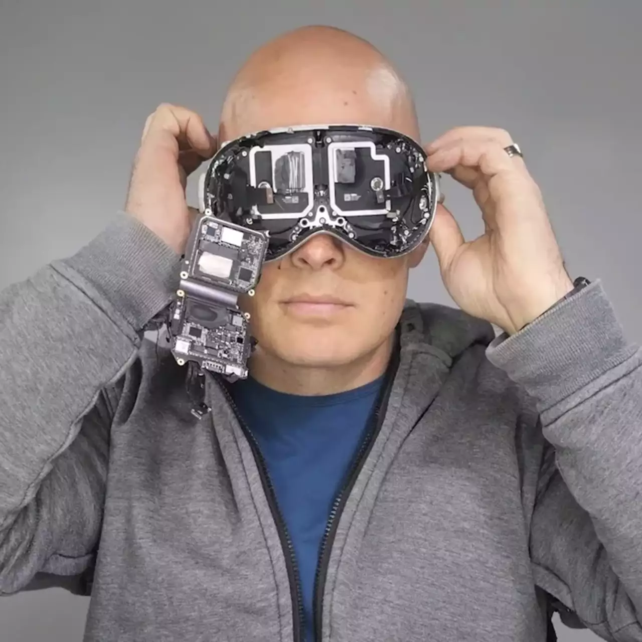 Первые краш-тесты Apple Vision Pro за $3500. Очки царапали, поджигали и роняли с большой высоты