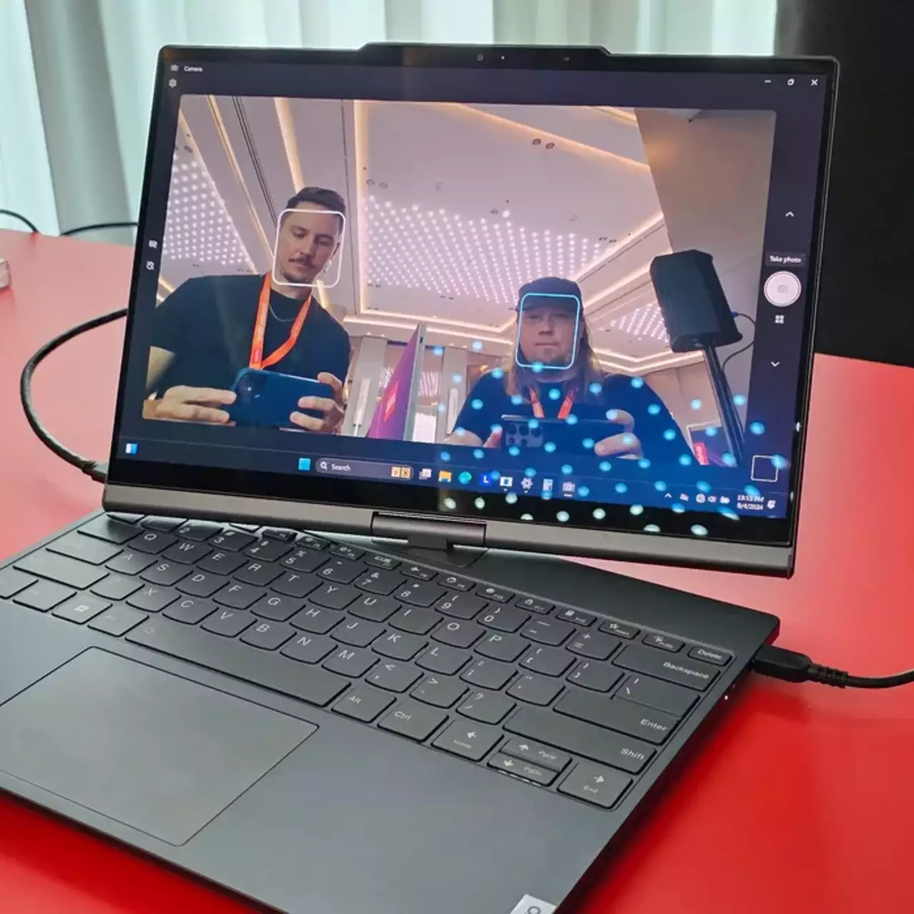 Lenovo представила ноутбук-трансформер з ІІ, який може відкриватися за командою Lenovo представила ноутбук-трансформер з ІІ, який може відкриватися за командою