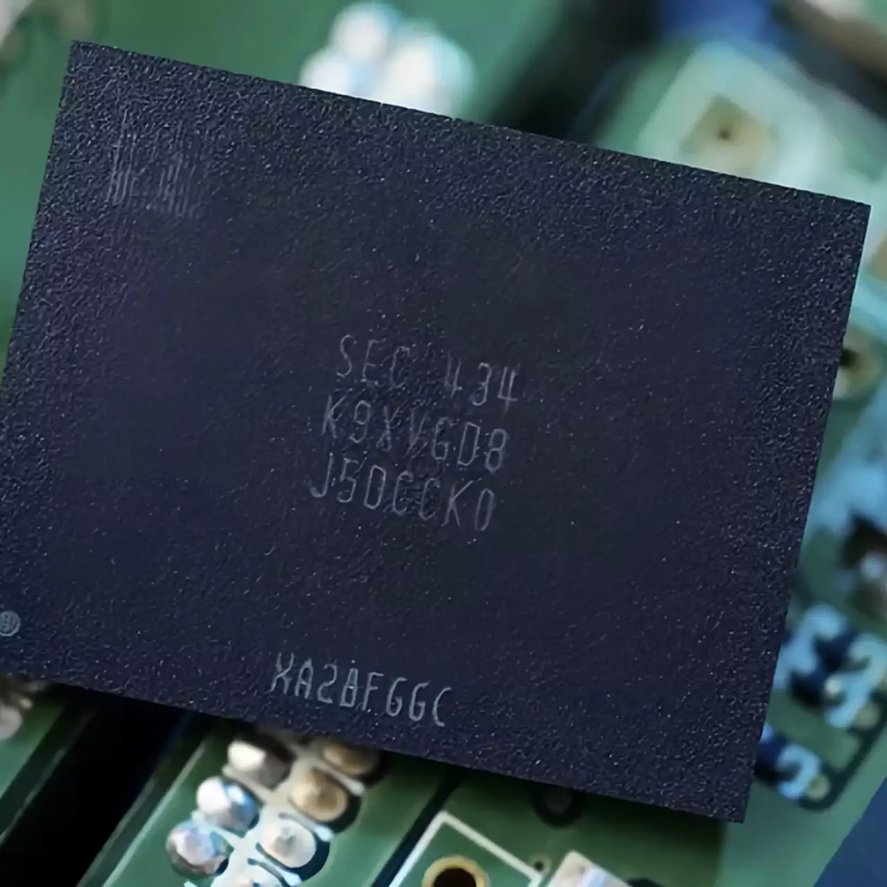 Samsung запускає масове виробництво QLC V-NAND пам'яті 9-го покоління Samsung запускає масове виробництво QLC V-NAND пам'яті 9-го покоління