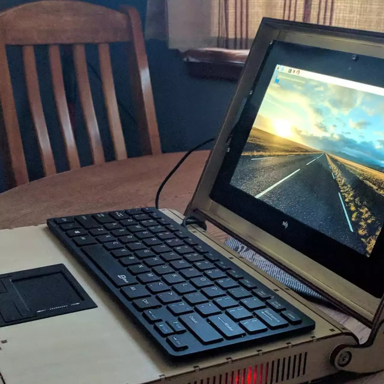 Китайський моддер створює ноутбук з настільною GeForce RTX 4090, який важить 6,7 кг