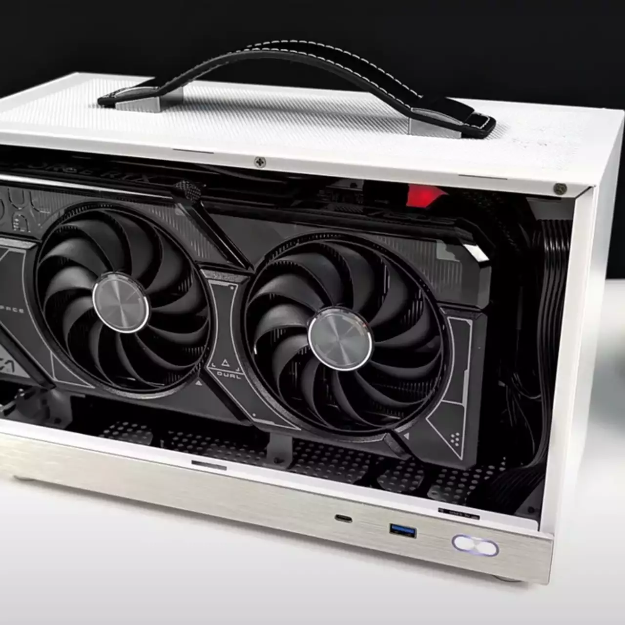 Minisforum представляє материнську плату з Ryzen 9 7940HX для компактних ігрових ПК