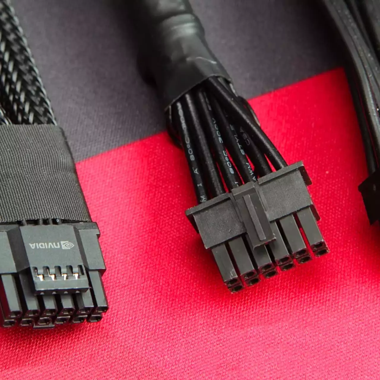 Intel і AMD можуть перейти на спірний роз'єм живлення для нових відеокарт